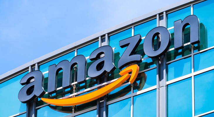 Logo Amazon su facciata uffici