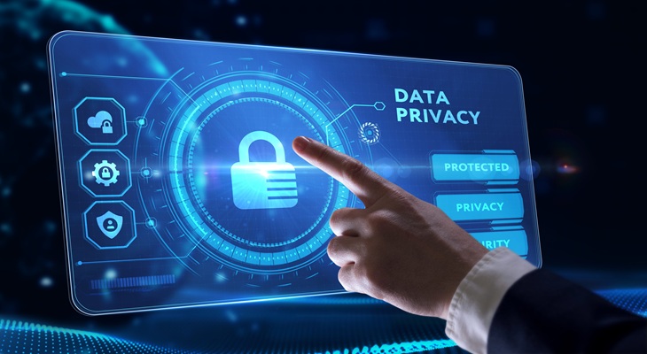 Concetto di sicurezza informatica, protezione dei dati e privacy nella tecnologia aziendale. Uomo che seleziona l'icona di sicurezza su un display virtuale